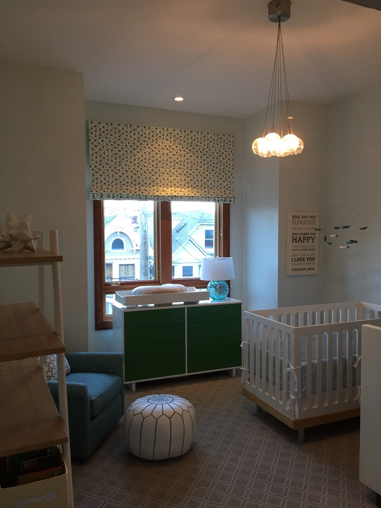 Ispirazione per una cameretta per neonati neutra chic di medie dimensioni con pareti blu, moquette e pavimento beige