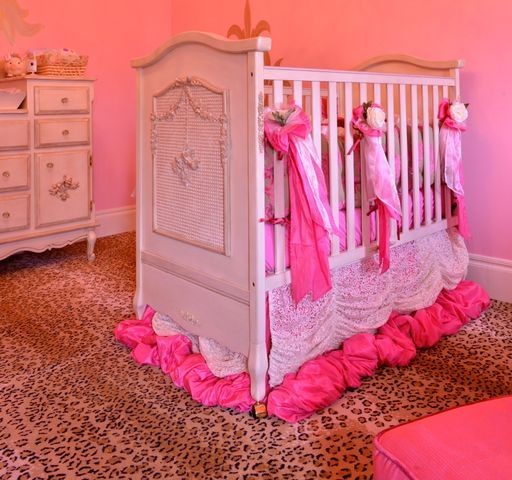 Пример оригинального дизайна: большая нейтральная комната для малыша в стиле неоклассика (современная классика) с розовыми стенами и ковровым покрытием