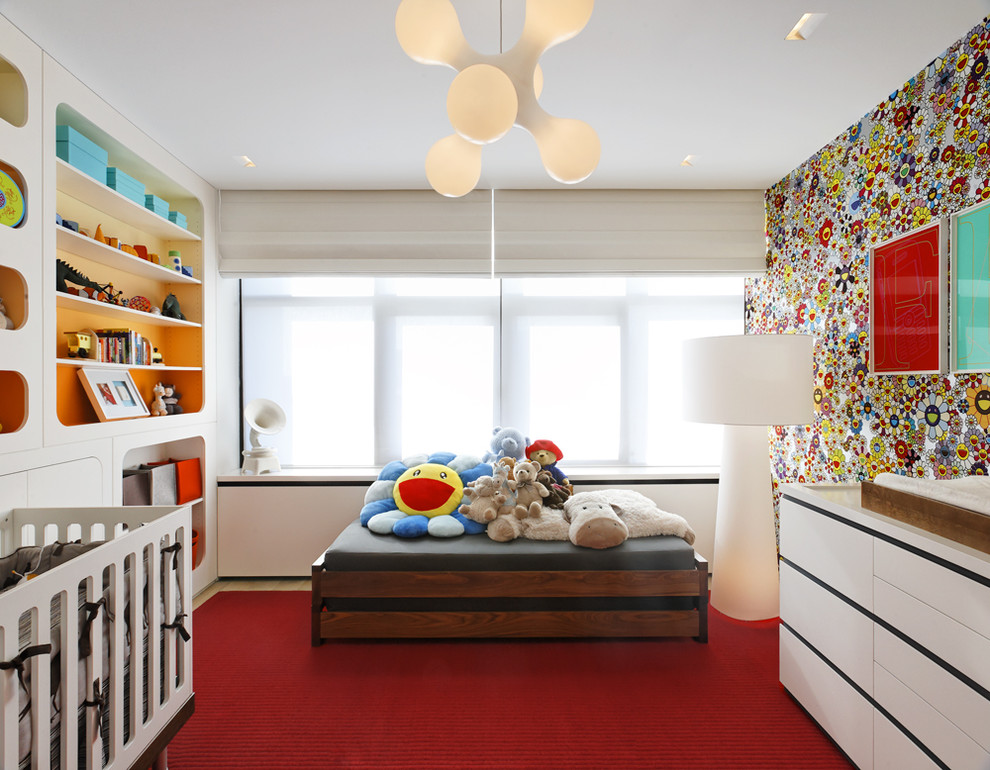 Idee per una cameretta per neonati neutra minimal di medie dimensioni con pareti multicolore