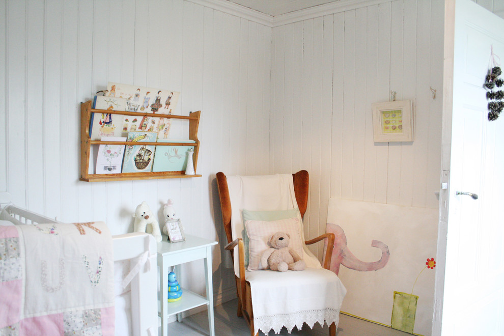 Diseño de habitación de bebé niña escandinava con paredes blancas