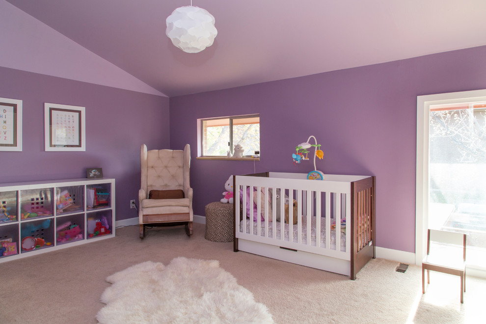 Idée de décoration pour une grande chambre de bébé minimaliste.