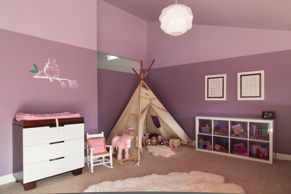 Cette image montre une grande chambre de bébé minimaliste.