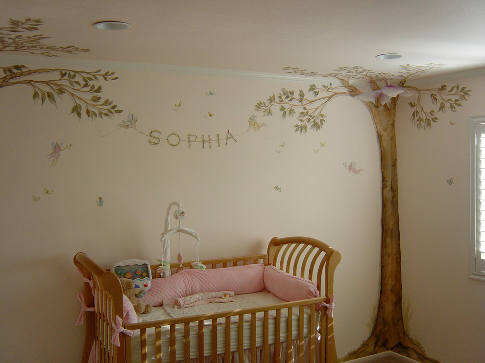 Mittelgroßes Klassisches Babyzimmer mit bunten Wänden und Teppichboden in Los Angeles