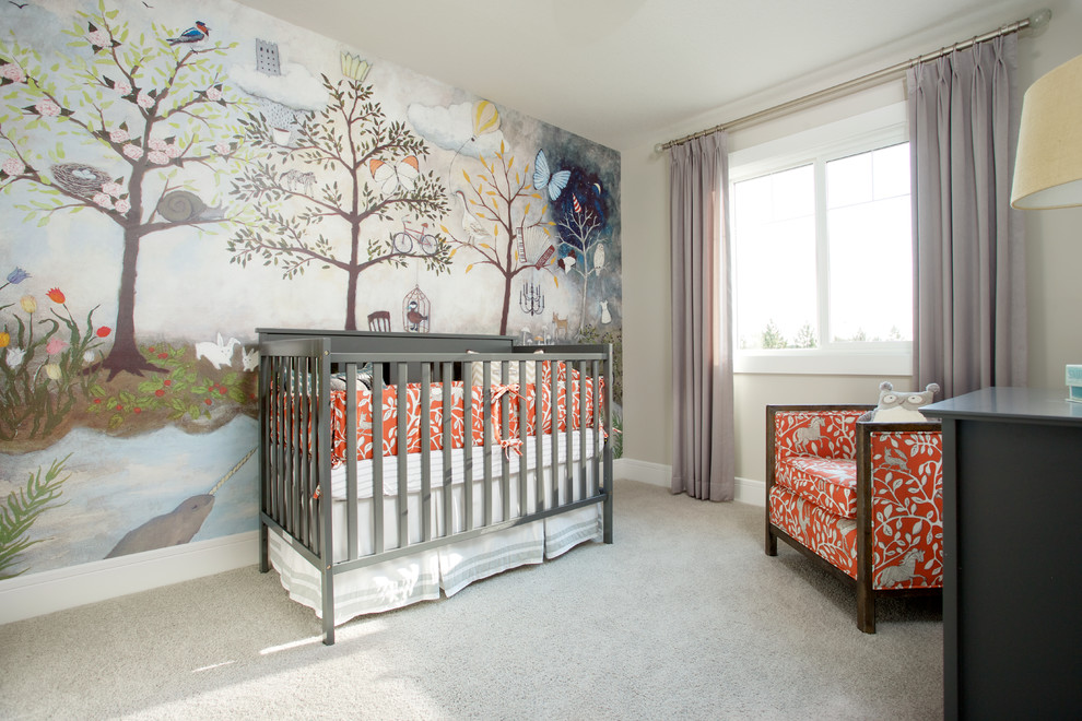 Bild på ett babyrum, med grå väggar och heltäckningsmatta