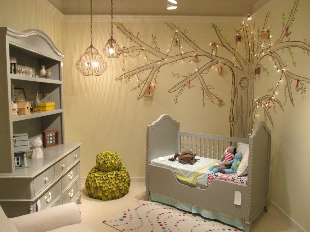 他の地域にあるお手頃価格の小さなモダンスタイルのおしゃれな赤ちゃん部屋 (黄色い壁、男女兼用、照明) の写真