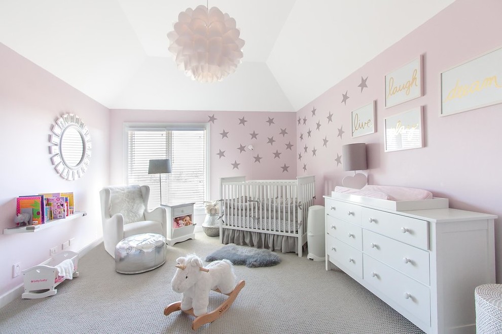 シカゴにある中くらいなトラディショナルスタイルのおしゃれな赤ちゃん部屋 (ピンクの壁、カーペット敷き、女の子用、グレーの床、折り上げ天井) の写真