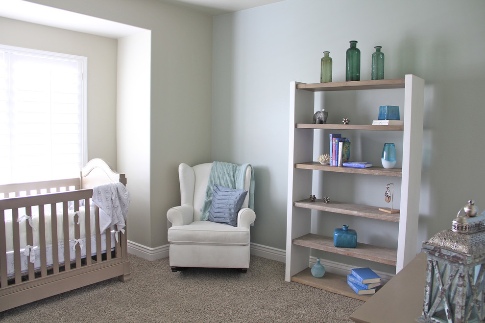 На фото: нейтральная комната для малыша среднего размера в современном стиле с серыми стенами, ковровым покрытием и серым полом