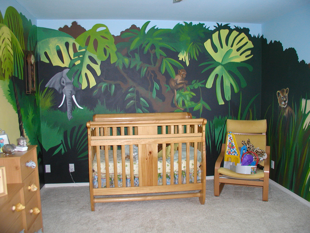 Imagen de habitación de bebé niña exótica de tamaño medio con paredes multicolor y moqueta