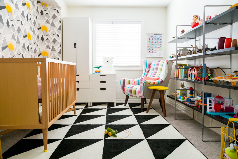 Imagen de habitación de bebé neutra contemporánea de tamaño medio con paredes blancas, moqueta y suelo gris