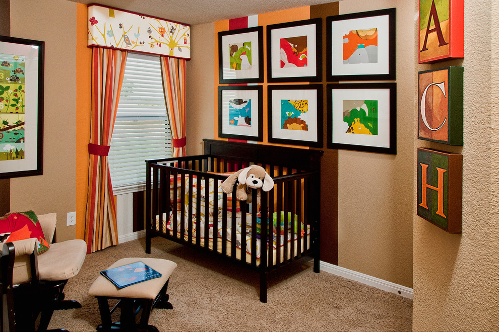 На фото: нейтральная комната для малыша в современном стиле с бежевыми стенами и ковровым покрытием