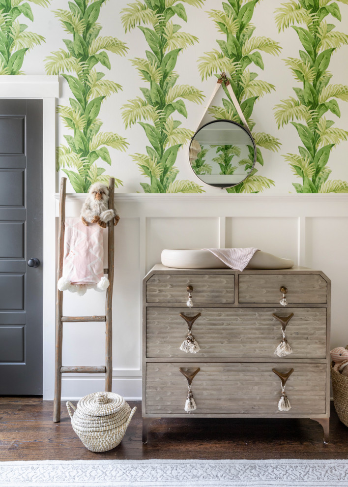 Diseño de habitación de bebé niña clásica renovada con paredes blancas, suelo de madera en tonos medios y suelo marrón