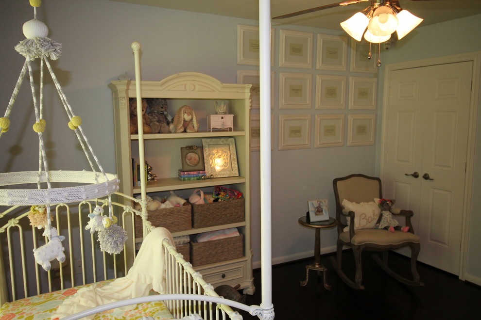 Стильный дизайн: большая комната для малыша в стиле неоклассика (современная классика) с синими стенами и темным паркетным полом - последний тренд