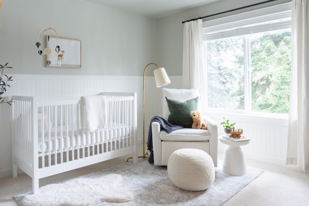 シアトルにあるトランジショナルスタイルのおしゃれな赤ちゃん部屋 (グレーの壁、カーペット敷き、ベージュの床、羽目板の壁) の写真