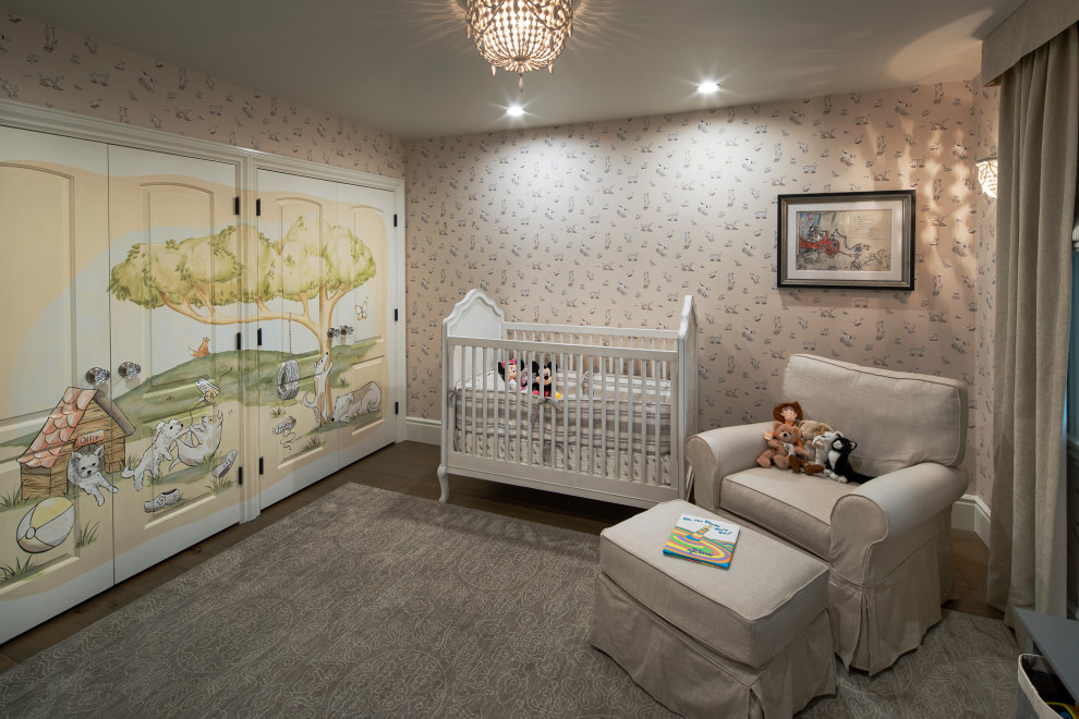 Ejemplo de habitación de bebé neutra tradicional renovada pequeña con paredes amarillas, moqueta, suelo gris y papel pintado