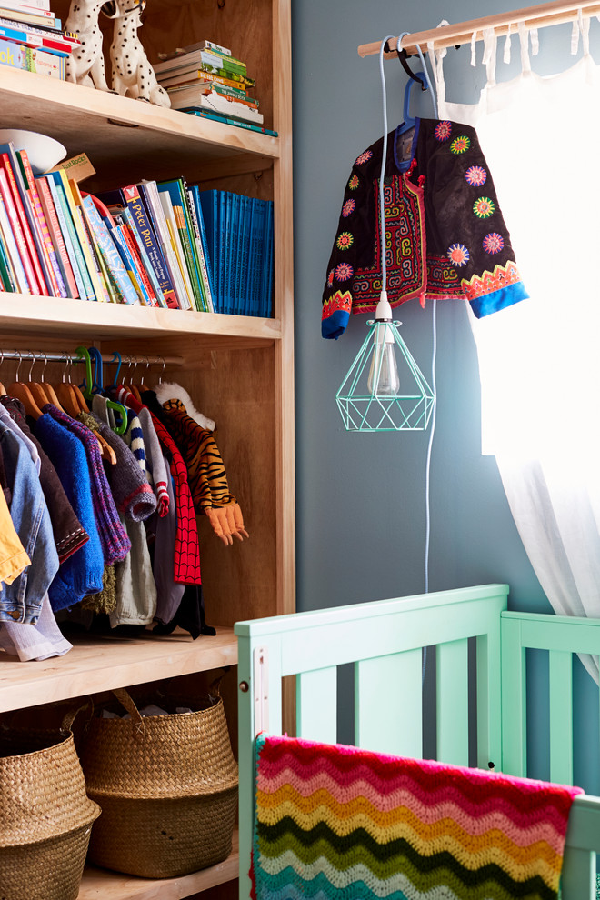Идея дизайна: нейтральная комната для малыша в стиле фьюжн с синими стенами