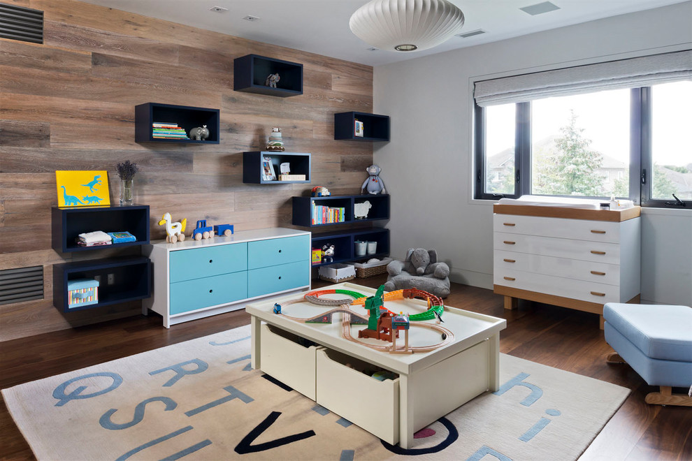 Esempio di una cameretta per neonati neutra minimal con pareti bianche, pavimento in legno massello medio e pavimento marrone