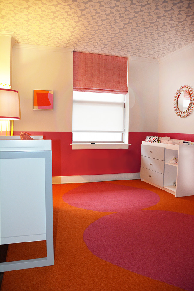 Mittelgroßes Modernes Babyzimmer mit rosa Wandfarbe und Teppichboden in New York