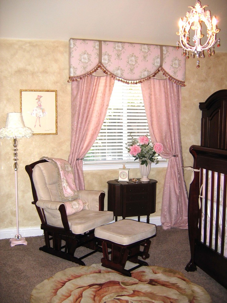 サクラメントにある高級な中くらいなヴィクトリアン調のおしゃれな赤ちゃん部屋の写真