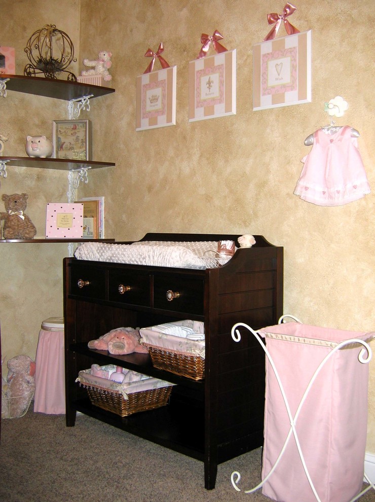 Aménagement d'une chambre de bébé victorienne de taille moyenne.