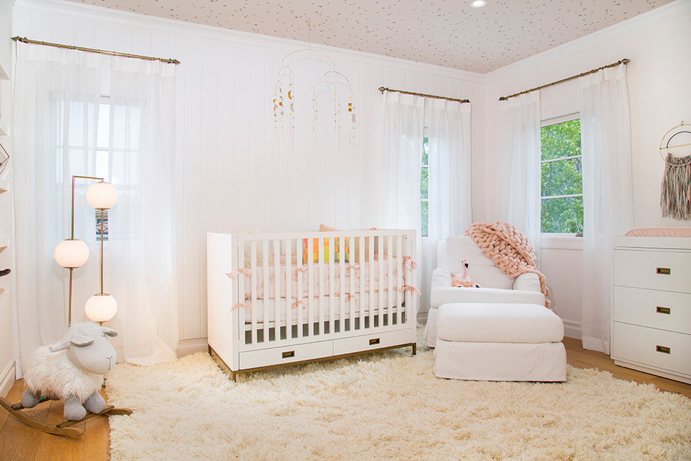 ロサンゼルスにあるお手頃価格の中くらいなミッドセンチュリースタイルのおしゃれな赤ちゃん部屋 (白い壁、淡色無垢フローリング、黄色い床) の写真