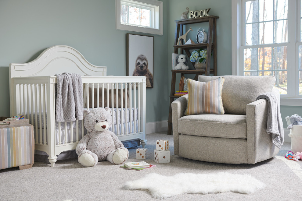 Diseño de habitación de bebé neutra clásica renovada de tamaño medio con paredes azules, moqueta y suelo blanco