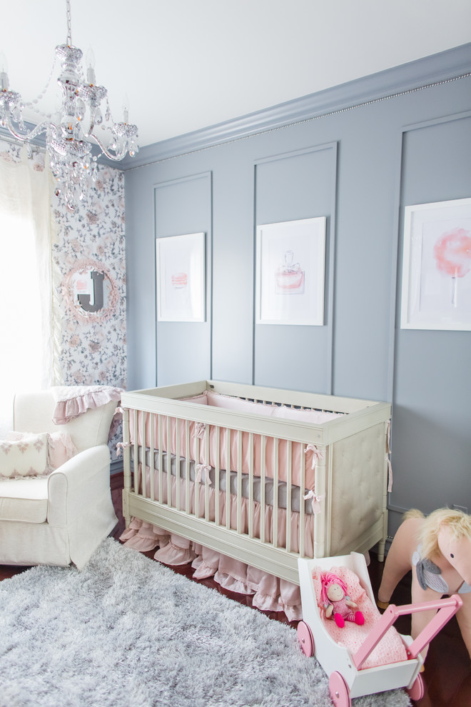 Ejemplo de habitación de bebé niña minimalista grande con paredes grises y moqueta