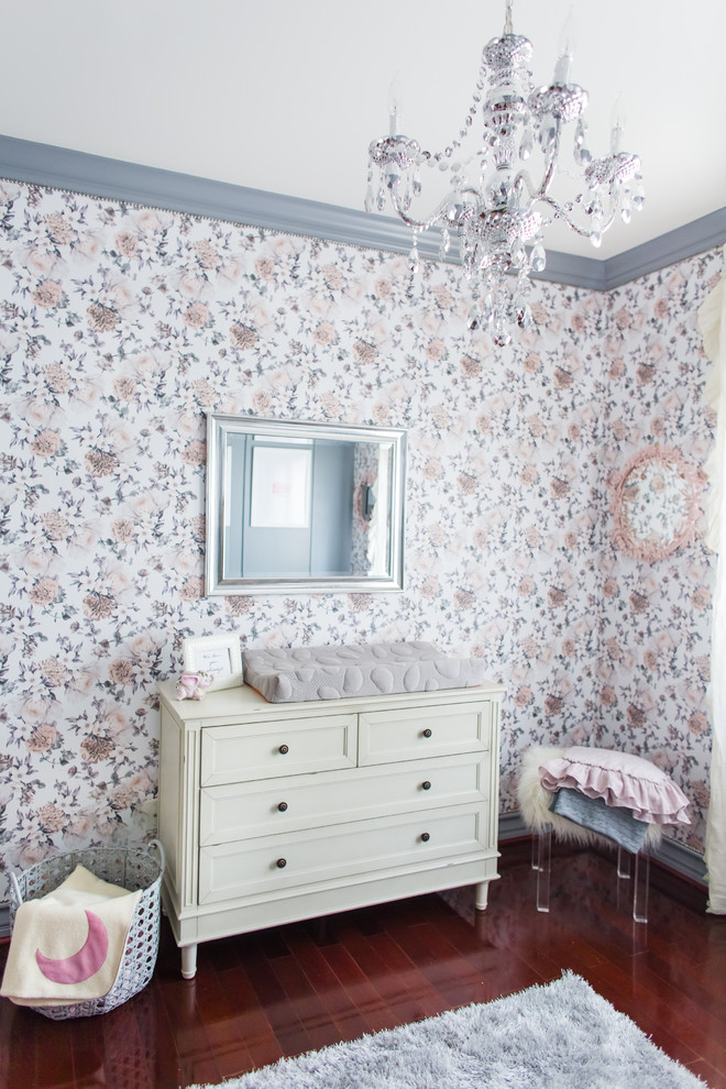 На фото: большая комната для малыша в стиле модернизм с серыми стенами и темным паркетным полом для девочки