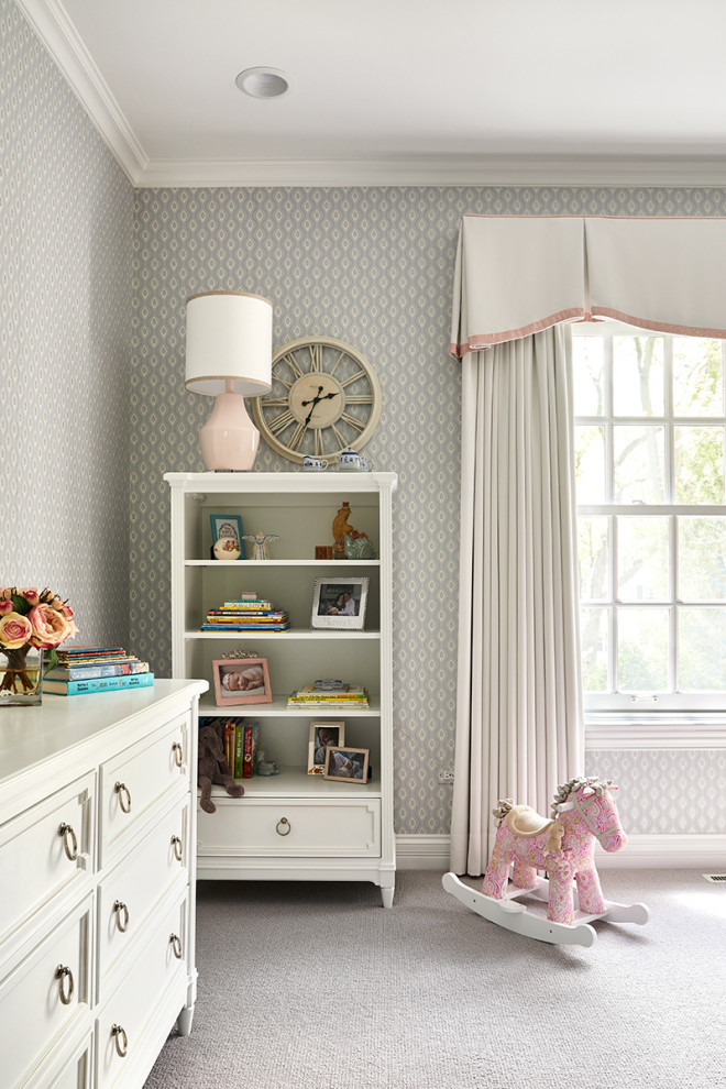 Стильный дизайн: комната для малыша в классическом стиле с серыми стенами, ковровым покрытием, серым полом и обоями на стенах - последний тренд
