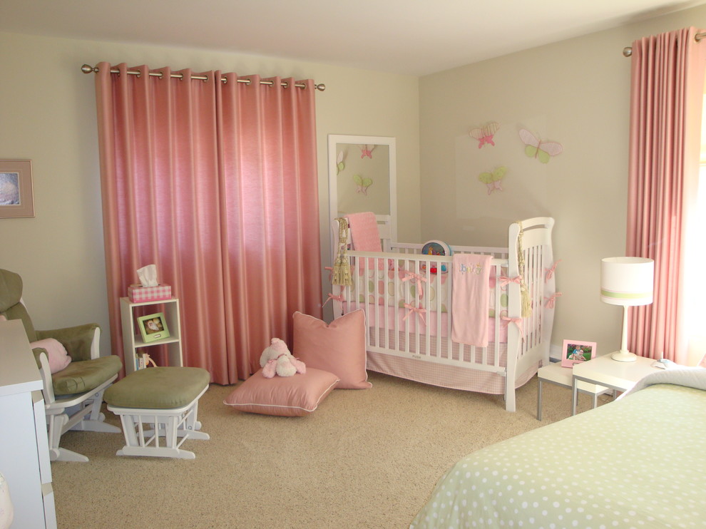 Ejemplo de habitación de bebé niña clásica de tamaño medio con paredes beige, moqueta y suelo beige