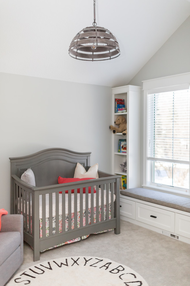 Aménagement d'une chambre de bébé neutre classique avec un mur gris, moquette et un sol beige.