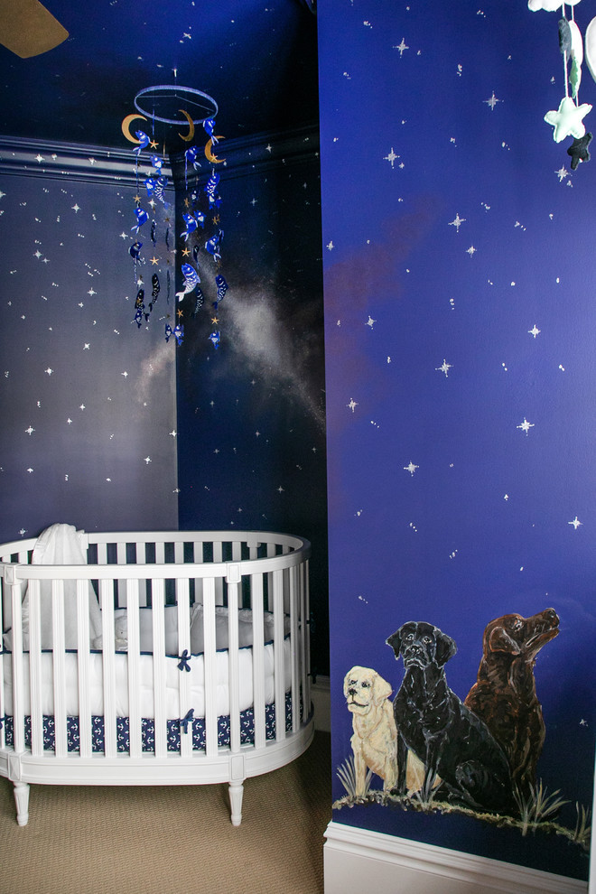 Réalisation d'une petite chambre de bébé neutre tradition avec un mur bleu, moquette et un sol marron.