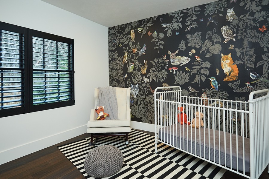Foto de habitación de bebé minimalista con paredes blancas, suelo de madera oscura, suelo marrón y papel pintado