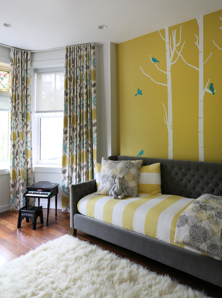 Источник вдохновения для домашнего уюта: нейтральная комната для малыша в стиле неоклассика (современная классика) с разноцветными стенами