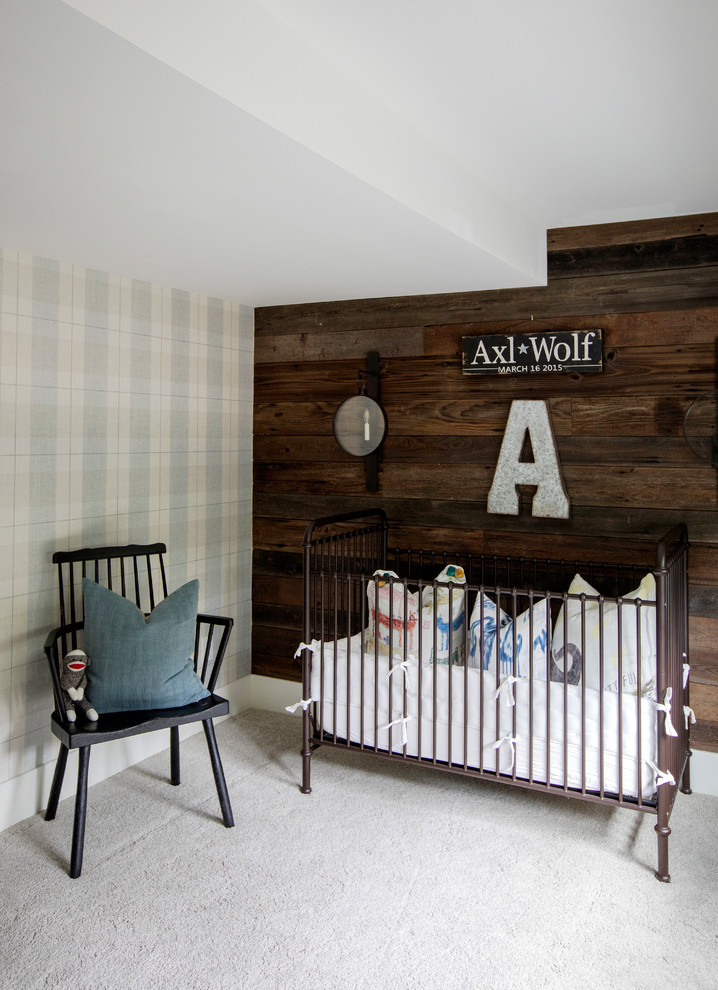 Aménagement d'une chambre de bébé campagne avec un mur multicolore, moquette et un sol blanc.