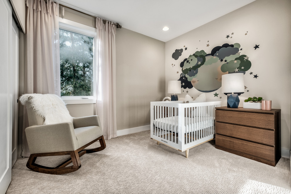 Cette image montre une chambre de bébé neutre design avec un mur beige, moquette et un sol beige.