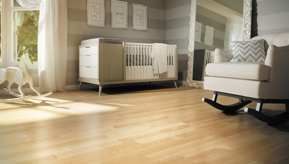 Diseño de habitación de bebé neutra contemporánea de tamaño medio con paredes grises, suelo de madera clara y suelo beige