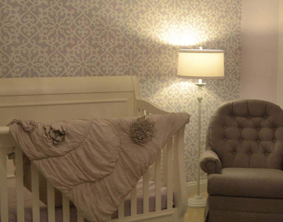 Bild på ett mellanstort vintage babyrum, med grå väggar, heltäckningsmatta och beiget golv