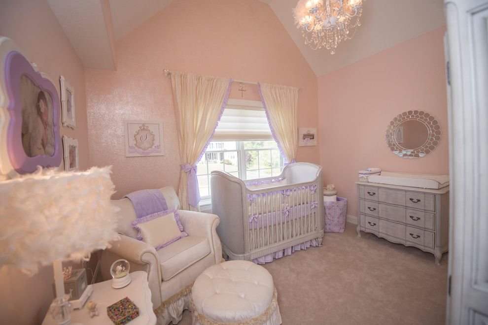Cette image montre une petite chambre de bébé style shabby chic.