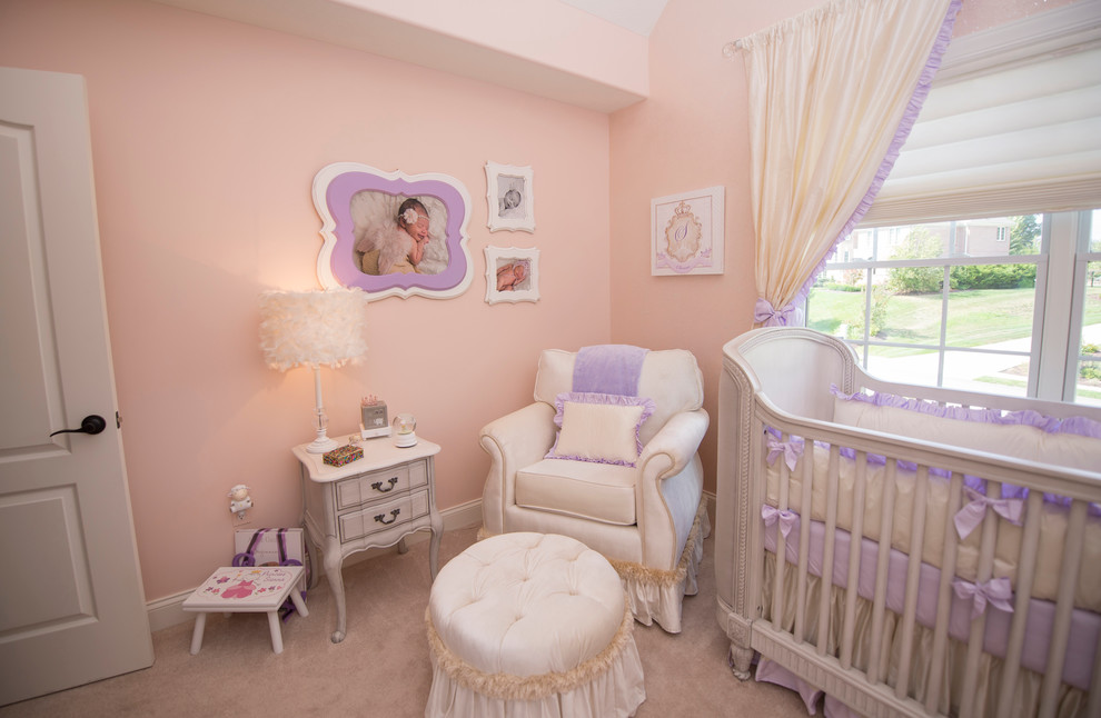 Cette photo montre une petite chambre de bébé romantique.