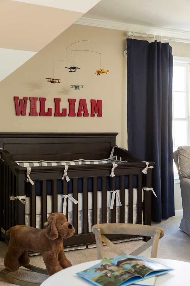 Ejemplo de habitación de bebé niño clásica renovada con paredes beige