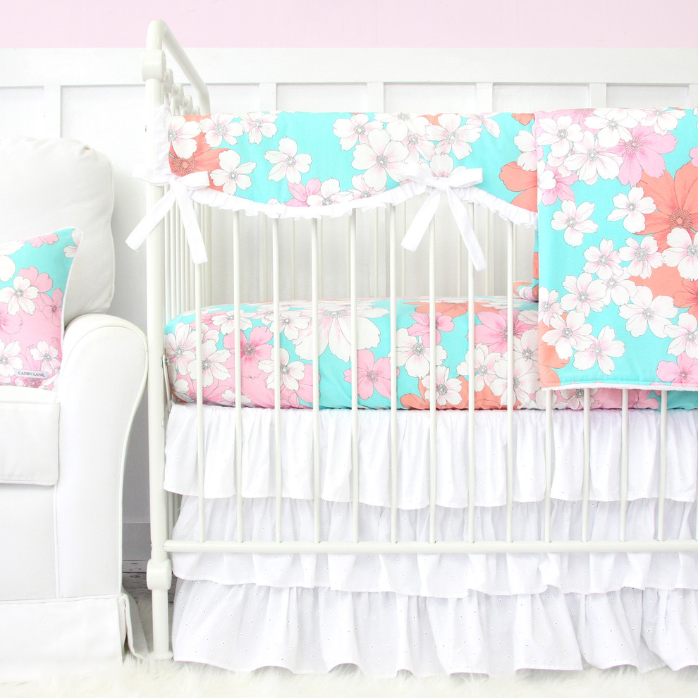 Exemple d'une petite chambre de bébé fille romantique avec un mur multicolore et moquette.