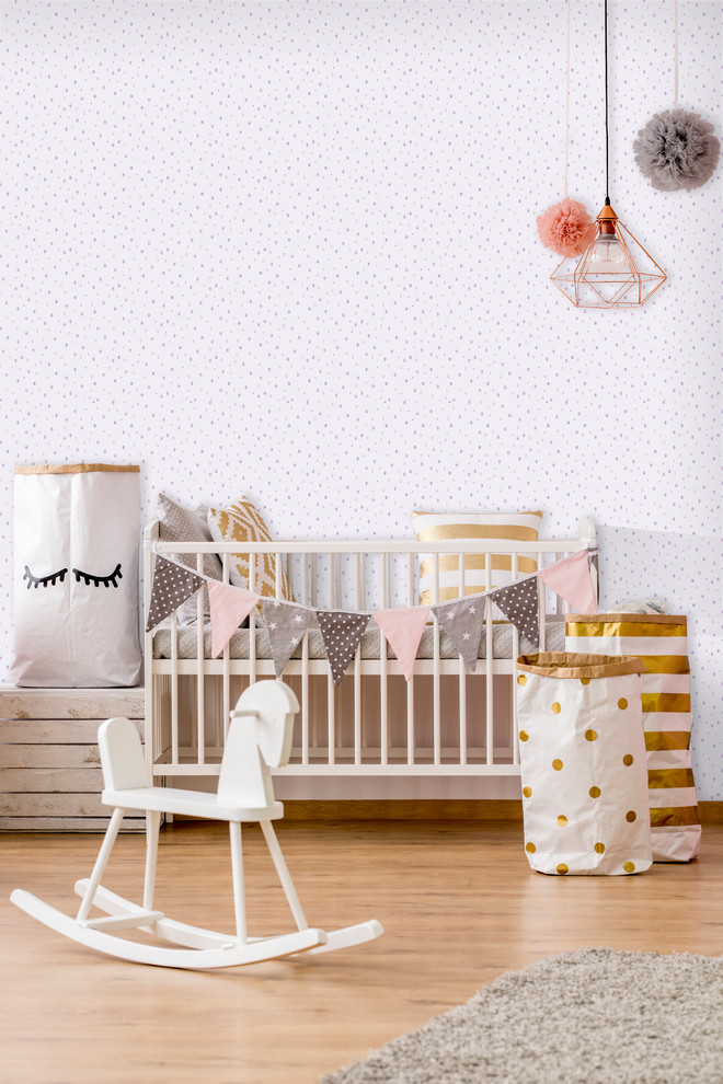 Cette photo montre une chambre de bébé fille tendance avec un mur violet.
