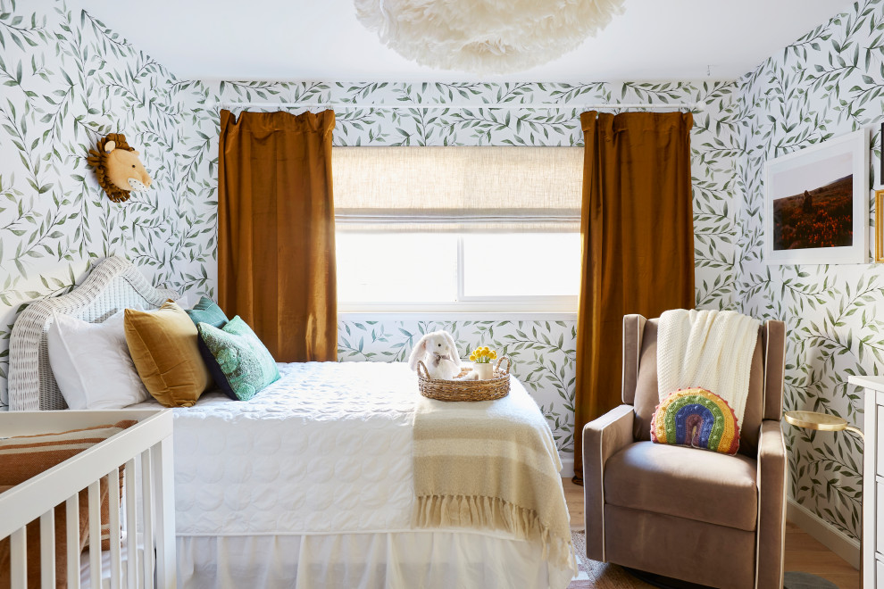 Inspiration pour une chambre de bébé neutre bohème avec un mur multicolore, parquet clair, un sol marron et du papier peint.