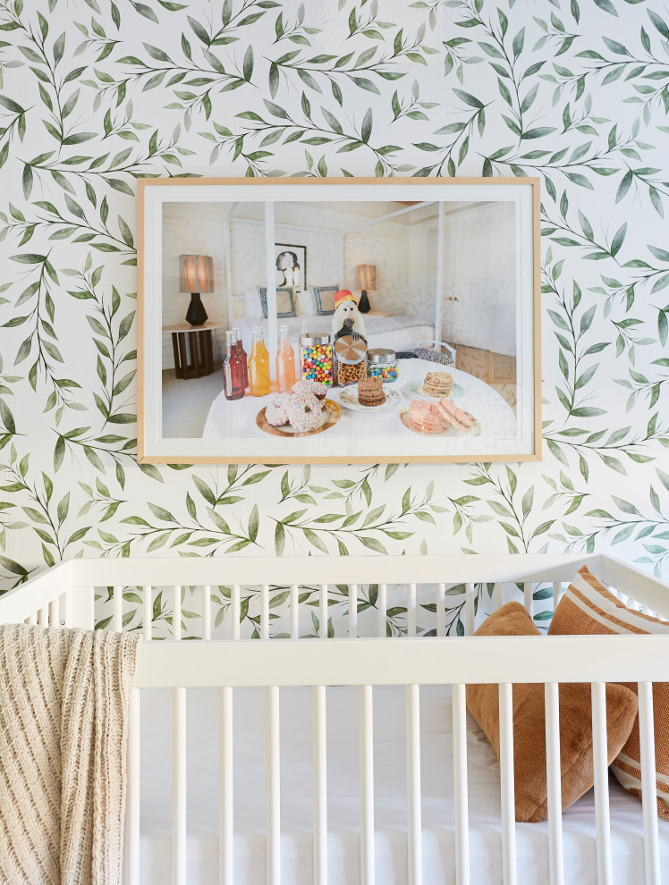 Imagen de habitación de bebé neutra ecléctica con paredes multicolor, suelo de madera clara, suelo marrón y papel pintado