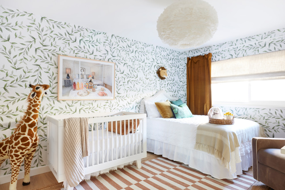 Свежая идея для дизайна: нейтральная комната для малыша в стиле неоклассика (современная классика) с разноцветными стенами, светлым паркетным полом, коричневым полом и обоями на стенах - отличное фото интерьера