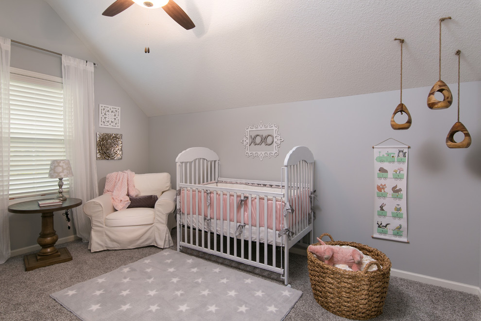 Réalisation d'une chambre de bébé fille tradition avec un mur gris, moquette et un sol gris.
