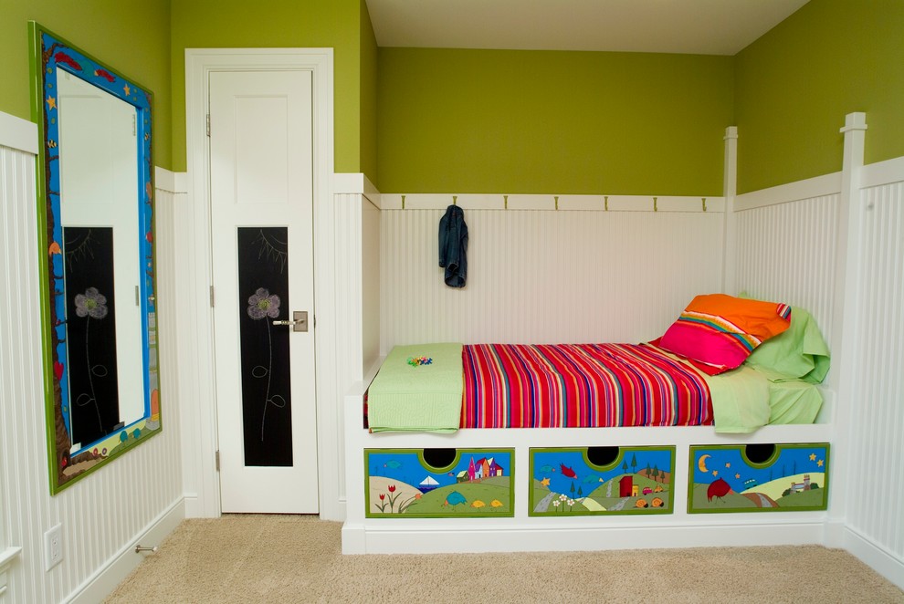 Ejemplo de habitación de bebé neutra tradicional de tamaño medio con paredes verdes y moqueta