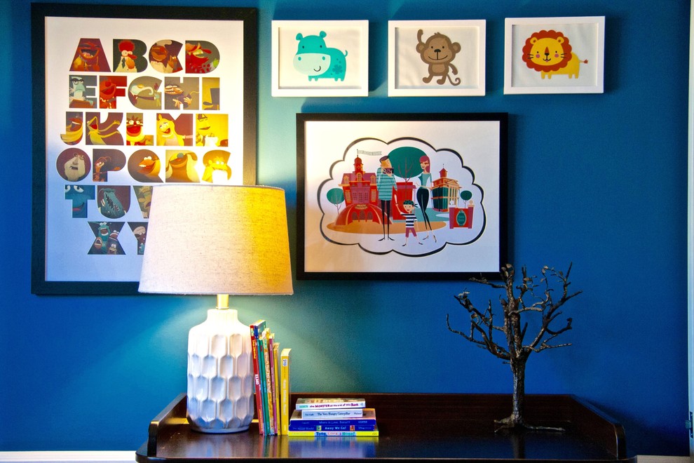 Idée de décoration pour une petite chambre de bébé garçon vintage avec un mur bleu et un sol en bois brun.