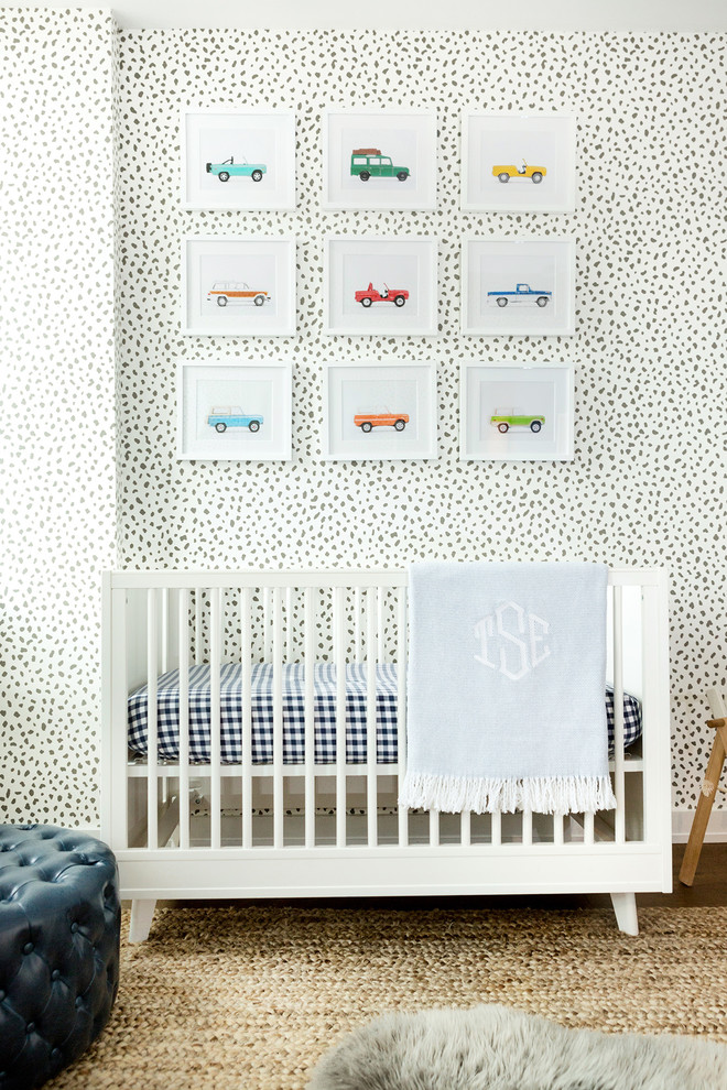 Idee per una cameretta per neonato chic con pareti multicolore e parquet scuro