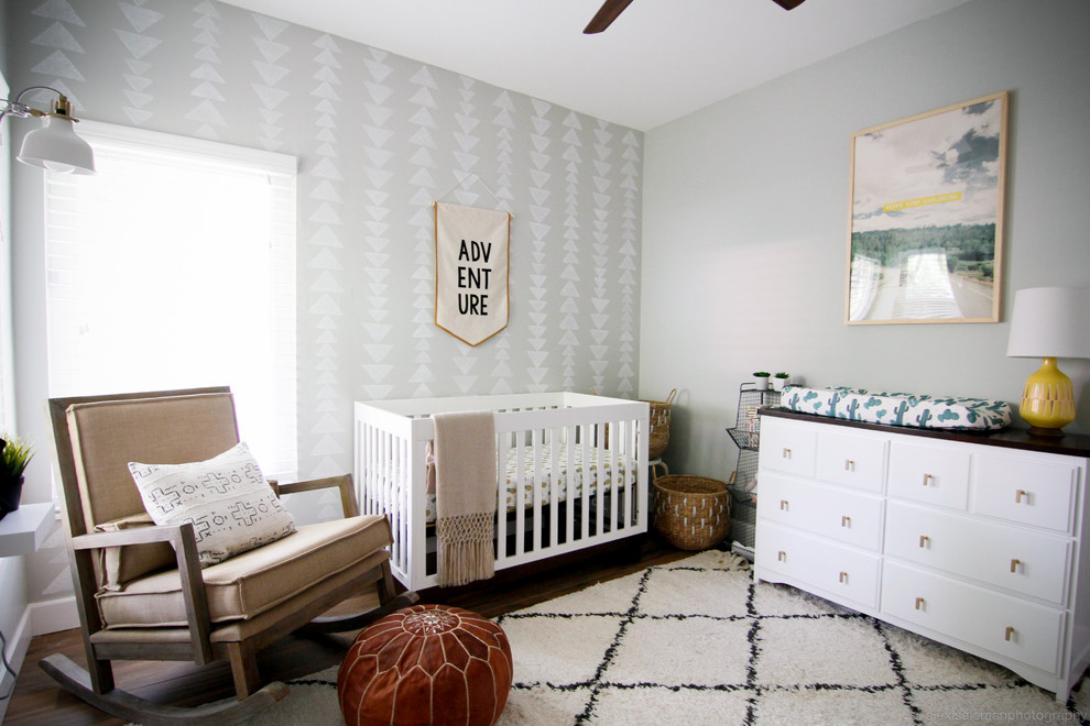 Идея дизайна: комната для малыша среднего размера в стиле неоклассика (современная классика)